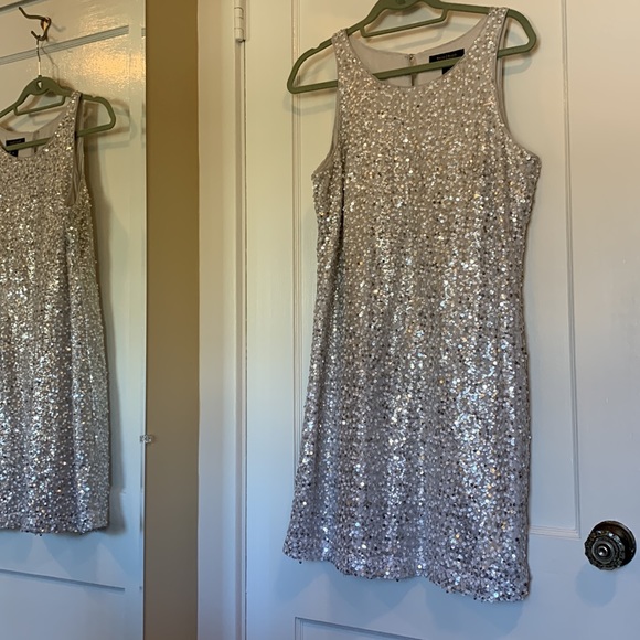 Excellent Condition White House Black Market Silver Sequin Party Dress Size 12 - Picture 5 of 11